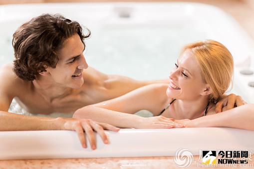 示意圖：一起沐浴。