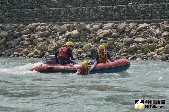▲水里溪上進行IRB動力小艇救援訓練。