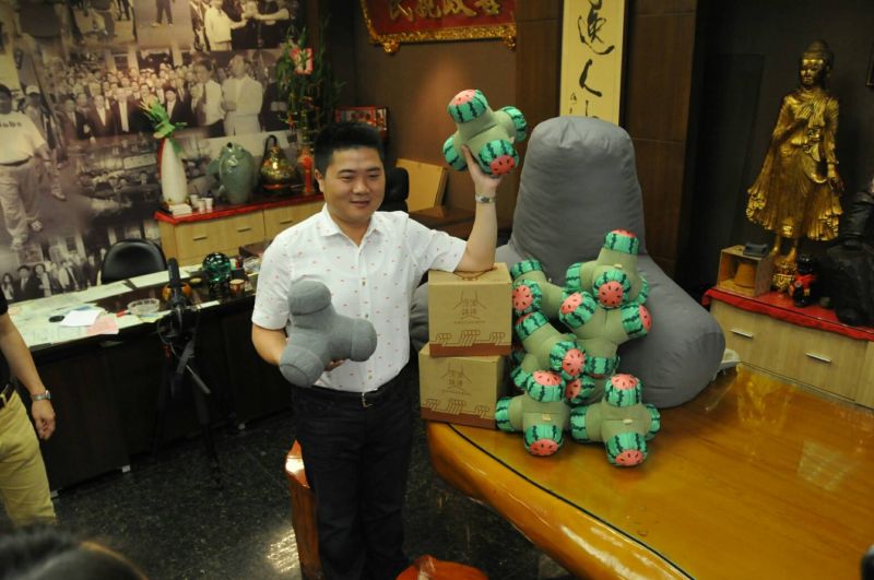 ▲國民黨立委顏寬恒11日結合消波塊與海線特產西瓜推出身穿西瓜裝的消波塊抱枕。（圖／顏寬恒辦公室提供）