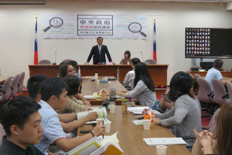 ▲台灣世代基金會執行長洪耀南今(14)日表示，基金會舉辦的預算講座參與助理不分藍綠，希望朝野立委能共同為民眾看緊荷包。（圖／台灣世代基金會提供，2016.09.14）