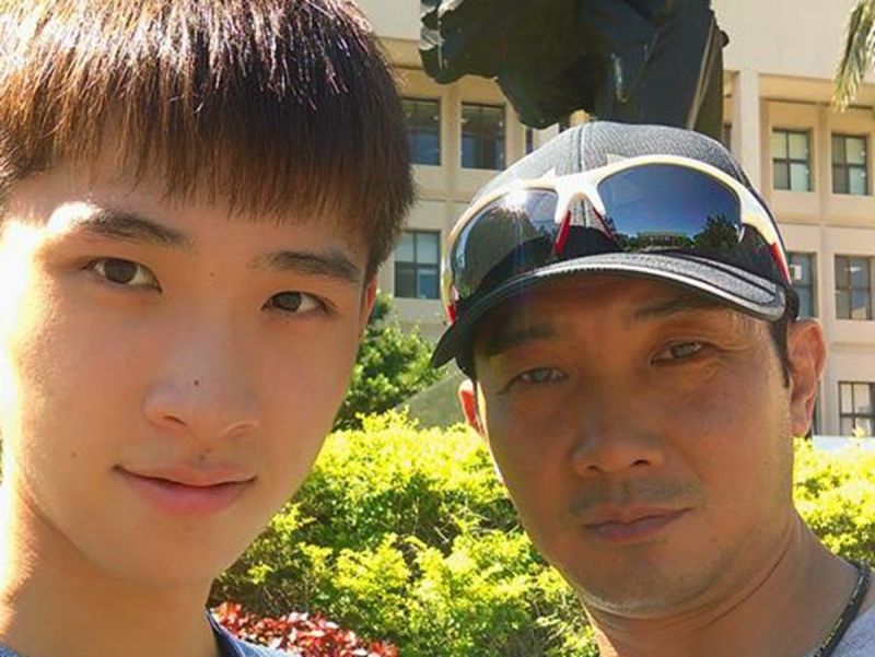 ▲巡佐蔣士釗(右)與兒子蔣耀堂(左)合照。