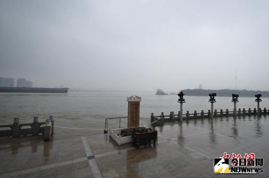 7月3日，截至當天14時，長江漢口站水位達到27.06公尺。武漢市已將防汛應急回應級別由三級提升到二級，2萬多人上堤查險。據了解，今（2016）年長江流域降雨量較常年偏多兩成，來水較近30年均值偏多。