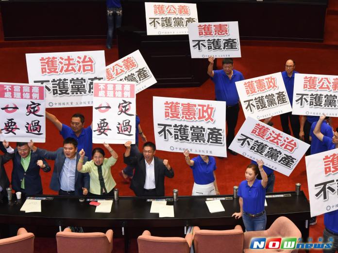 ▲立法院臨時院會審不當黨產條例，國民黨、民進黨立委舉牌喊口號。（圖／記者陳明安攝，2016.7.22）