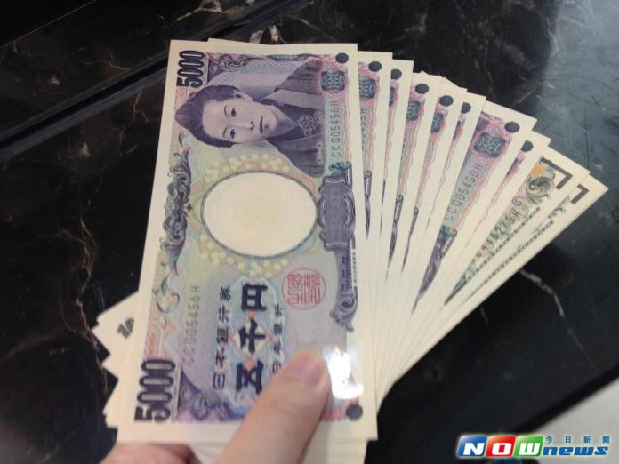 ▲日圓回貶一度見106價位，而新台幣兌美元則升破32元大關，也使得新台幣兌換日圓現鈔變便宜了。（圖／記者顏真真攝，2016.7.14）。