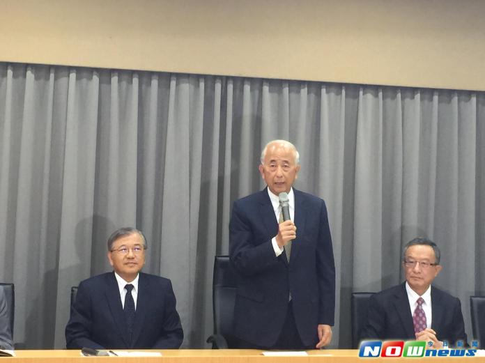 ▲第一金控暨第一銀行董事長蔡慶年（中）率領一級主管召開記者會，除感謝警方迅速破案，向偵辦單位表達感謝，並跟社會大眾鞠躬道歉。（圖／記者顏真真攝，2016.7.18）