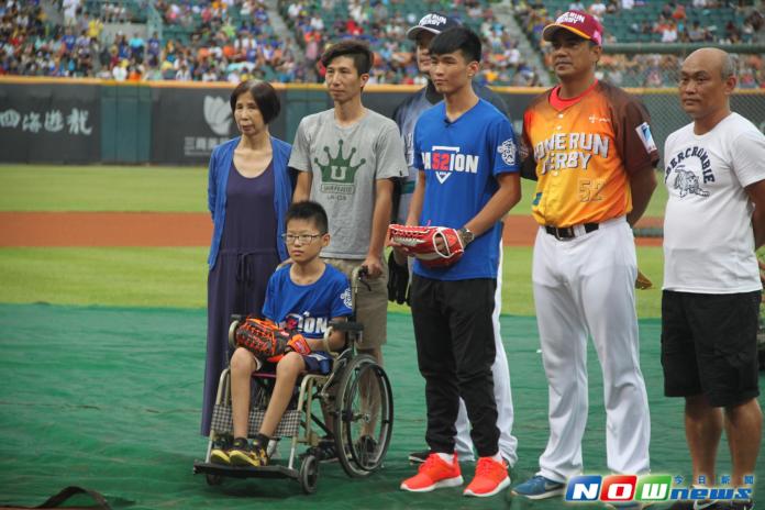 ▲陳金鋒、林智勝與小球迷劉逸杰、李承哲合影。（圖／吳政紘攝）