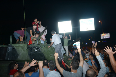 土耳其軍方傳政變，伊斯坦堡抗議民眾16日群起包圍戰車。（安納杜魯新聞社提供）中央社 105年7月16日