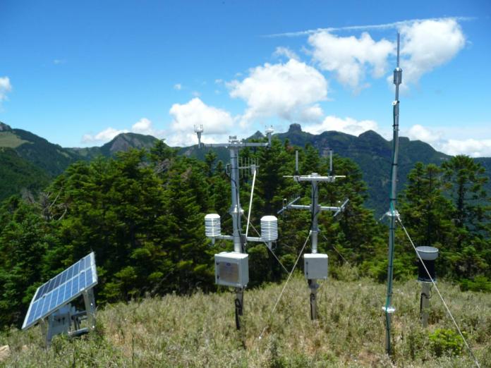 ▲氣象局為加強高山地區的氣象監測能力，提供登山遊憩民眾即時氣象資訊，特與內政部營建署玉山及雪霸2個國家公園管理處合作，在玉山風口、雪山圈谷、雪山東峰及桃山建置4座無人自動氣象站。（圖／氣象局提供）