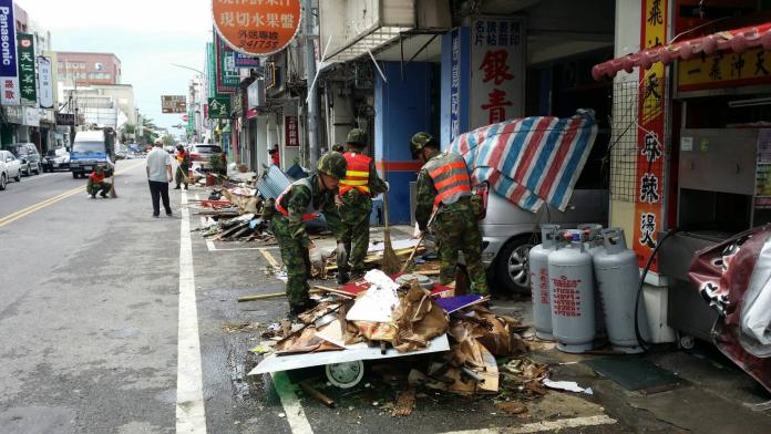 ▲「尼伯特颱風」侵襲台灣後，造成花蓮與台東等地區災情頻傳，國軍持續全力投入花東地區災後復原工作。（圖／國防部提供.2016.7.9）