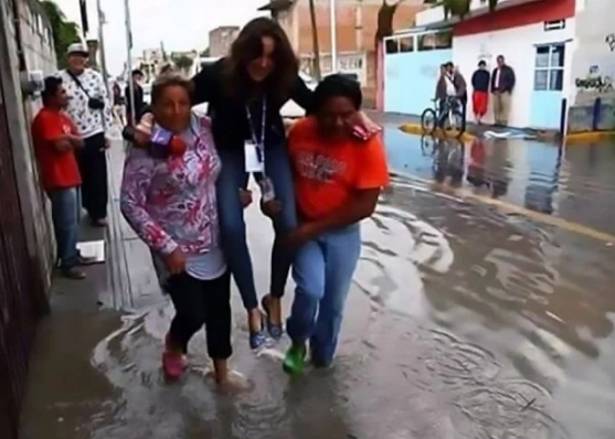 ▲墨西哥一名女記者日前到災區採訪，竟被拍到被災民抬起。（圖／翻攝自nypost）