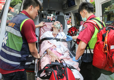 新北市新店區中正路1家位於8樓的安養中心，6日上午7時傳出火警，警消雖在40分鐘內撲滅火勢，但老人多無法自力逃生，在警消全力搶救下，多名老人送醫。中央社記者郭日曉攝  105年7月6日