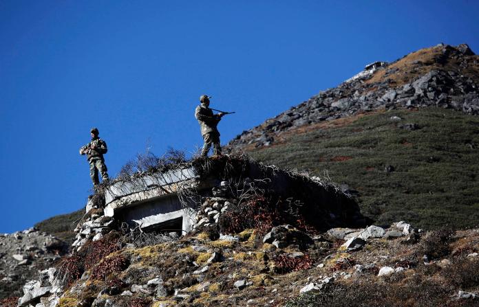 ▲印度陸軍表示，中國軍隊正在撤出印中邊界、拉達克地區的班公錯湖南岸，為第2階段撤離對峙地點做準備。（圖／達志影像／美聯社）