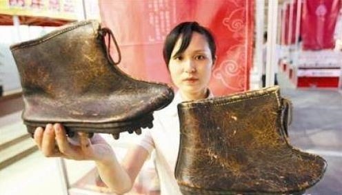 南宋球靴，帶釘子的牛皮靴，跟現代的足球鞋是不是很接近？