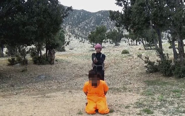 ▲「伊斯蘭國」最新宣傳片中，驚現組織培訓的娃娃兵持槍處決戰俘的影像。（圖／翻攝自每日郵報）