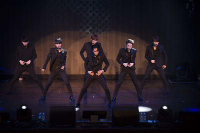 韓國男團「VIXX」3日晚間在台北國際會議中心開唱，6人身穿黑色西裝帥氣登場，以第2張正規專輯主打歌「Chained Up」開場，大跳招牌手銬舞。（avex taiwan提供）中央社記者吳琬婷傳真　105年7月3日