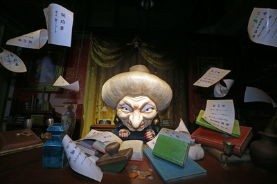 「吉卜力的動畫世界」特展18日將於華山文創園區展出，超過20個經典場景皆以大型立體造景呈現，盼讓民眾有身歷其境的感受。主辦單位10日開放媒體拍攝，圖為電影「神隱少女」場景。中央社記者裴禛攝　105年6月10日