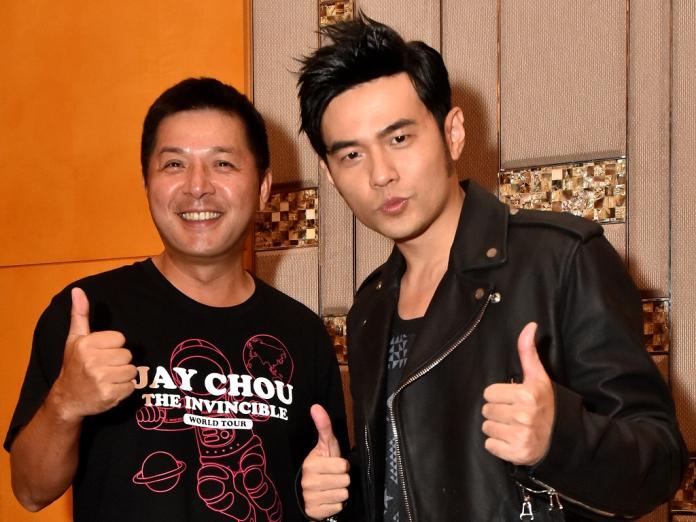 ▲杰威爾音樂總經理楊峻榮（左）抱怨周杰倫回不了小巨蛋。（圖／杰威爾提供，2016.07.04）