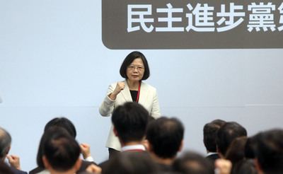 民進黨17日舉行全國黨員代表大會，改選黨內最高決策核心中常會，兼任民進黨主席的總統蔡英文（中）親自出席全代會並致詞，帶領全體黨代表呼口號。中央社記者鄭傑文攝　105年7月17日