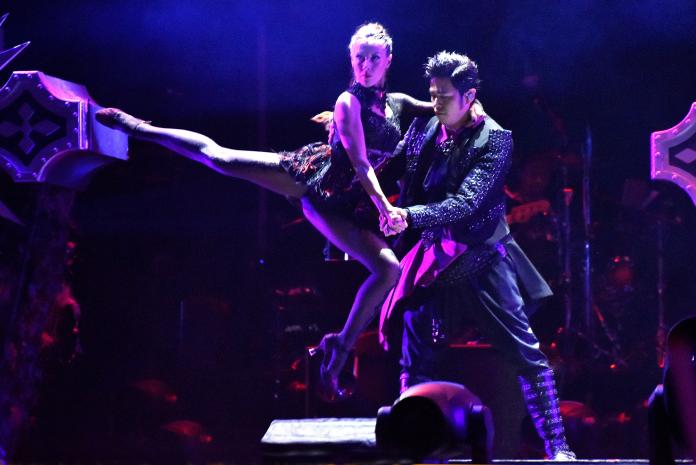 ▲周杰倫（右）跟金髮洋妞舞出一分鐘的高潮。（圖／杰威爾提供，2016.07.03）