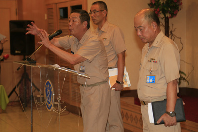 海軍金江軍艦1日早上在高雄左營誤射雄三飛彈，飛彈掉落澎湖外海造成一漁船船長死亡。海軍司令黃曙光（圖中）、131艦隊少將艦隊長胡志政（左）、艦指部中將指指揮官蕭維民（右）晚間在左營舉行記者會，公布初步調查及懲處建議。中央社記者董俊志攝 105年7月1日
