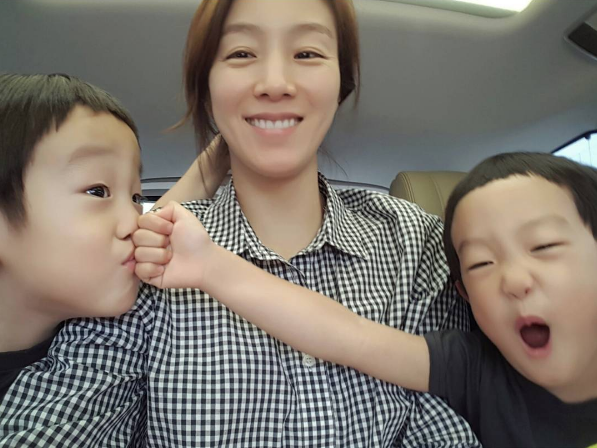 ▲《超人回來了》可愛雙胞胎書言書俊與媽媽文貞媛感情超好。（圖／翻攝自雙胞胎媽媽文貞媛IG）