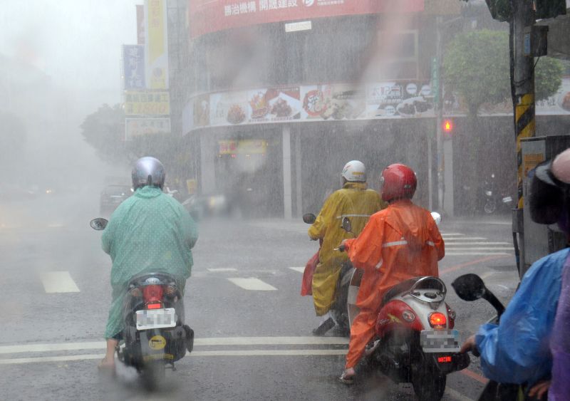 巴威颱風來襲雨炸全台！13縣市發布豪、大雨特報
