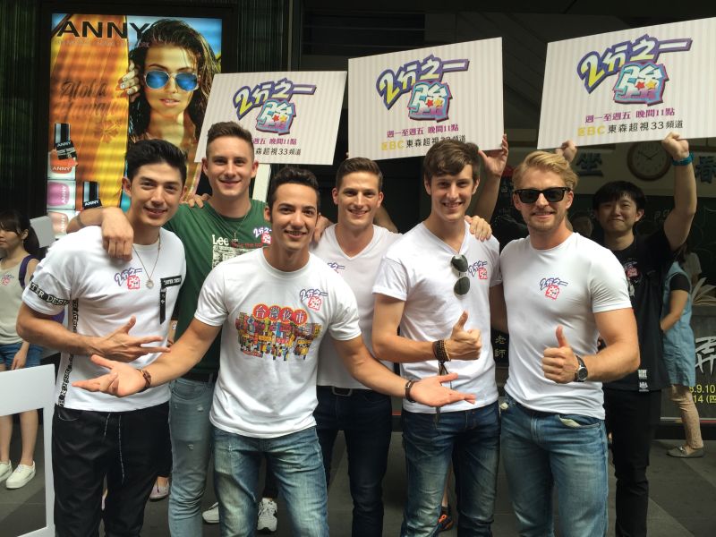 ▲節目《2分之一強》型男團辦街頭快閃活動，包括舞陽（左起）、馬丁、費丹尼、賀少俠、賈斯汀、法比歐皆到場。（圖／東森超視提供，2016.07.25）