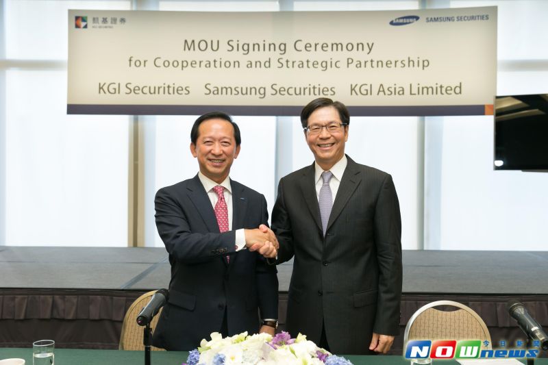 ▲開發金控旗下凱基證券董事長許道義（右）與韓國三星證券社長Yongam Yoon（左）簽署合作備忘錄（MOU）。（圖／凱基證券提供）