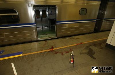 台鐵證實，1258次區間車7日晚間10時在松山站爆炸起火，有旅客受傷。台北市警消統計，初步估計21人受傷，已協助傷者送醫，並持續加派救護車到現場支援。事故現場已封鎖。中央社記者張新偉攝　105年7月7日