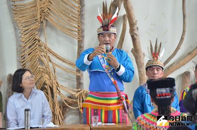 總統蔡英文（左）8月1日以國家元首身分向原住民道歉，11日再以實際行動到台東東河鄉都蘭部落，和當地阿美族頭目、耆老、年輕人、原運人士，以對等方式面對面座談。原住民立委說，總統很勇敢。圖為頭目（左2）以傳統儀式告知祖靈，國家元首走入部落和族人座談。中央社記者盧太城台東攝　105年8月11日