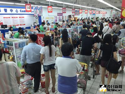 尼伯特颱風來勢洶洶，民眾預期颱風來時物資缺乏，7日前往大賣場採購。大賣場收銀台前排滿等待結帳的民眾。中央社記者徐肇昌攝  105年7月7日