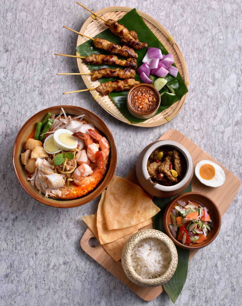 ▲「Asia 49亞洲料理及酒廊」的大馬佳餚，有沙嗲烤雞肉串、檳城咖哩叻沙麵、馬來仁當牛肉等美味料理。（圖／公關照片）