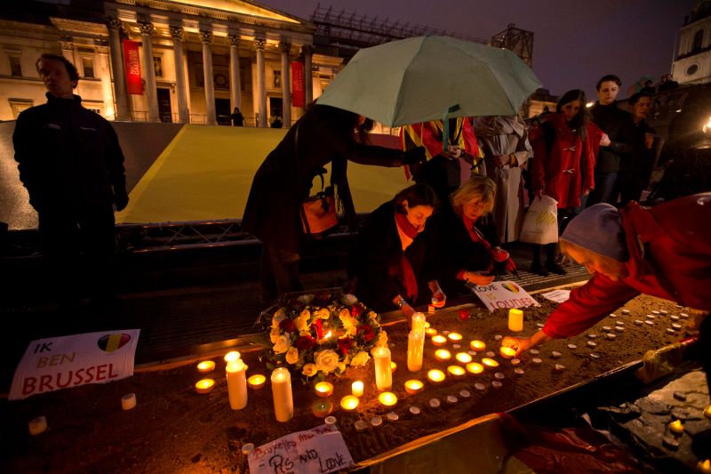 ▲2016年3月22日，比利時首都布魯塞爾機場與地鐵站發生連環爆炸，造成至少34人死亡，民眾在街頭點蠟燭弔念死難者。（圖／達志影像／美聯社）