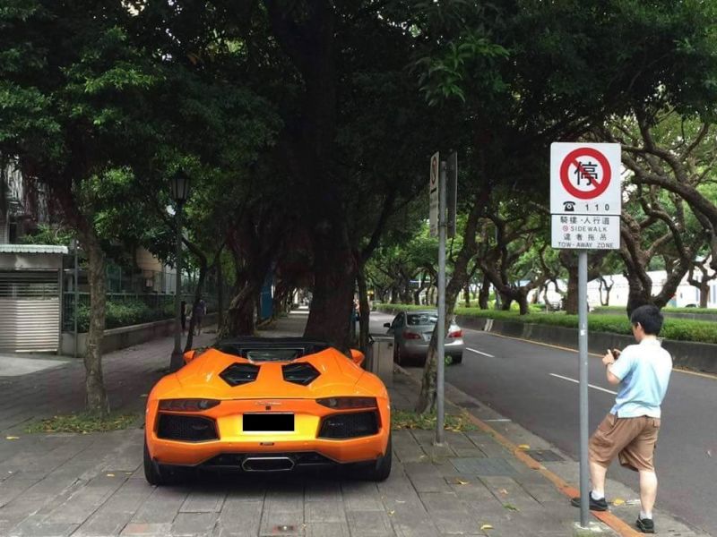 ▲超跑違停人行道2小時被檢舉，業者竟回：不適合拖吊。（圖／翻攝自爆料公社）