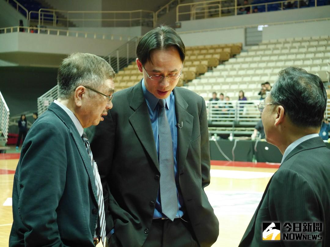 知名球評、現任T1聯盟臺中太陽隊助教的「鳥總」許智超（中）今（26）日被爆出婚外情。（圖／NOWnews資料照）