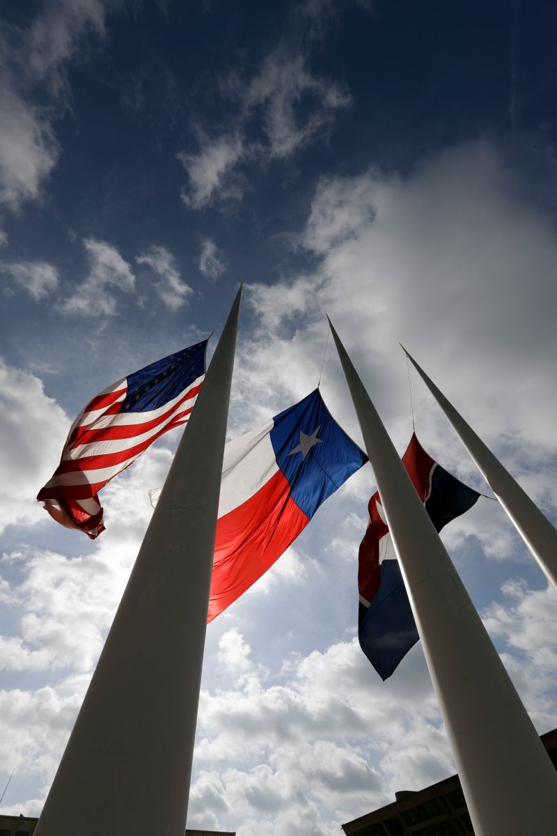 ▲為了對達拉斯（Dallas）5名警察死亡的槍擊案犧牲者致哀，美國總統歐巴馬8日下令所有政府建物降半旗至7月12日。（圖／達志影像／美聯社）