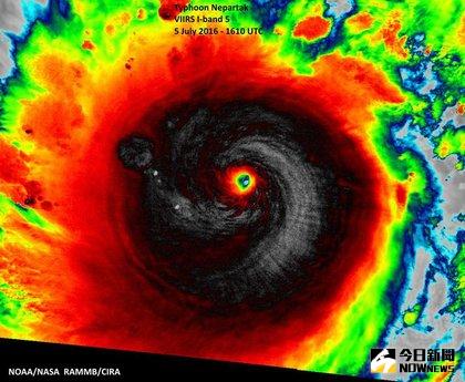 ▲颱風中心雲層非常厚，呈現一片黑壓壓景象。（圖／翻攝自推特）