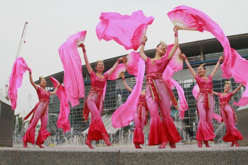 ▲太極門師姊在釜山火車站展演美麗鳳凰，帶來祥和祝福。（圖／翻攝自太極門氣功養生學會）