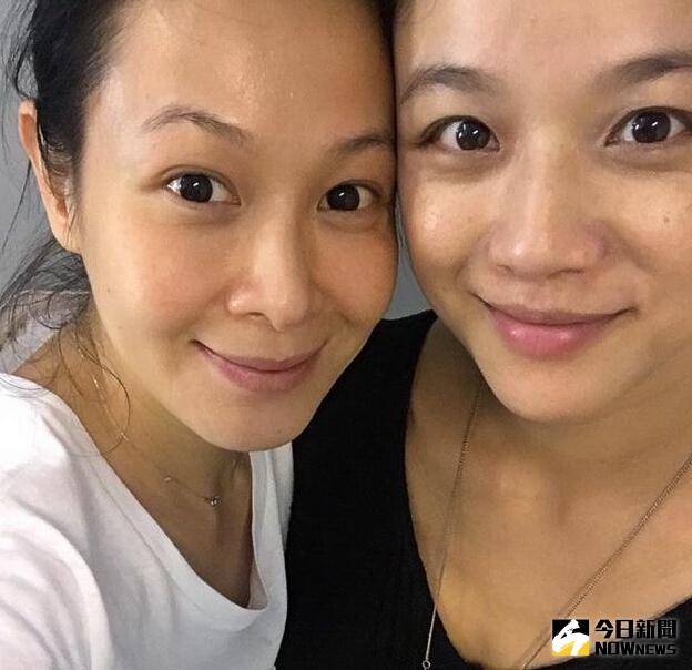 劉若英、湯唯素顏合照。