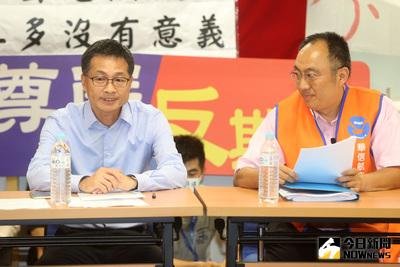 華信工會12日到華信航空，爭取與華航同工同酬，工會與資方進行協商，華信航空總經理韓梁中（左）出席協商，右為華信工會理事長吳彥賢。中央社記者吳家昇攝  105年7月12日