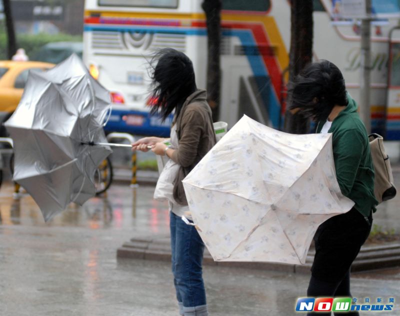 ▲強颱尼伯特來襲，民眾除慎防強風豪雨，國內多家壽險業者也啟動保戶關懷措施，包括受災保戶保費、保單借款利息及房貸繳缓等。（圖／NOWnews資料照）