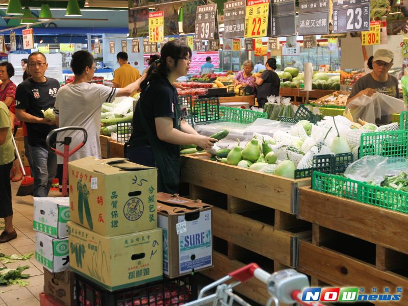 ▲強颱尼伯特來襲，民眾搶購蔬菜，賣場工作人員不斷補貨。（圖／記者陳明安攝，2016.7.6）