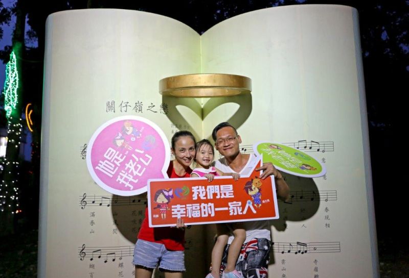 ▲父親節將至，西拉雅管理處推出一系列應景活動，特別規劃以泥漿為爸爸敷臉，讓親子一起拓印爸爸的臉龐，留下一個難得又有溫度的紀念。（圖／西拉雅管理處提供）