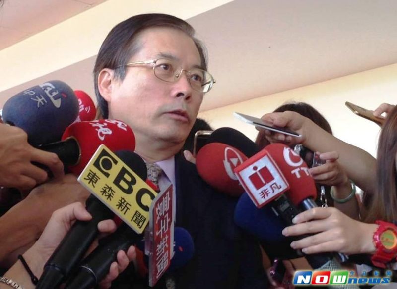 ▲勞動部長郭芳煜今（6）日受訪時表示，針對全面落實周休二日議題，勞動部將持續為「一例一休」政策做辯護，但他也強調，目前一例一休僅為階段性政策，勞動部期許台灣有一日能達成「兩例假日」的目標。（圖／記者陳彥驊攝,2016.07.06）