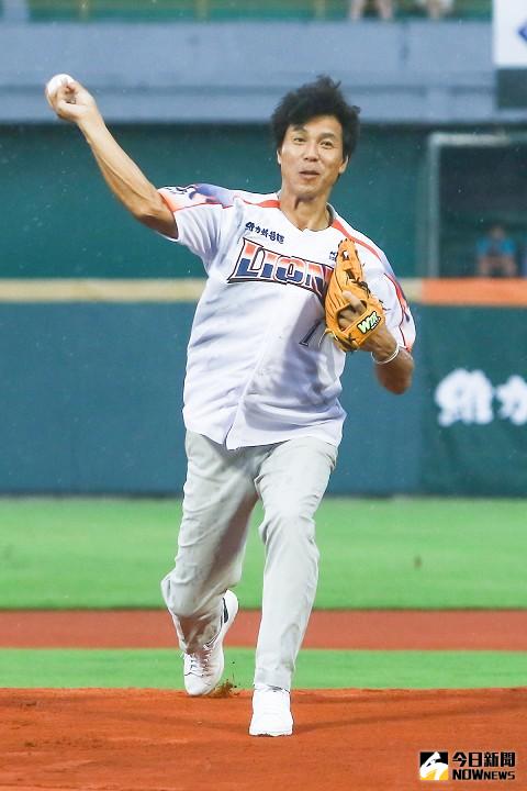 ▲秋山幸二開球。（圖／統一獅提供）