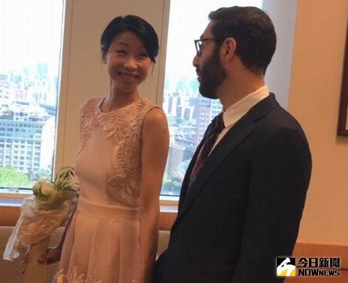 ▲胡婷婷（左）和Adam已經登記結婚。（圖／翻攝胡婷婷臉書，2016.07.30）