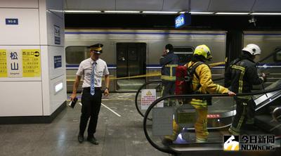台鐵證實，1258次區間車7日晚間10時在松山站爆炸起火，有旅客受傷。台北市警消統計，初步估計21人受傷，已協助傷者送醫，並持續加派救護車到現場支援。事故現場已封鎖。中央社記者張新偉攝　105年7月7日