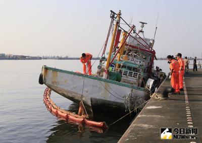 海軍拖駁船6日一早就到高雄海巡署興達港基地，將被飛彈誤擊的翔利昇號拖返左營軍港，暫時安置，以防範尼伯特颱風毀損。中央社記者董俊志攝  105年7月6日