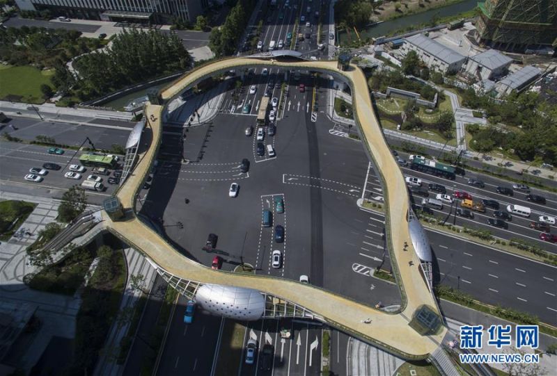 7月20日，航拍的杭州首座生態天橋。