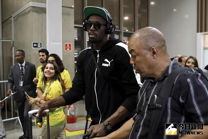 ▲世界短跑名將Usain Bolt（中）抵達里約。（圖／美聯社／達志影像）